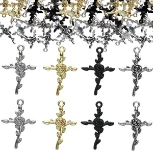 Vue macro détaillée de pendentifs croix avec rose en argent, or et finitions noir mat