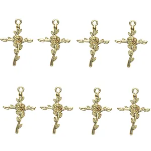 Détail macro de huit pendentifs croix de rose en alliage doré pour bijoux DIY