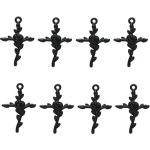 Vue détaillée de huit pendentifs croix noirs gothiques avec rose et finition métallique