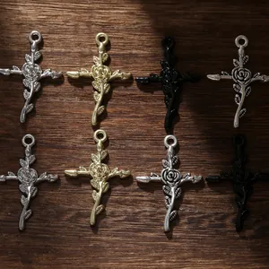 Pendentifs croix rose en métal gothique, finitions argent antique, or et noir mat