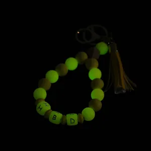 Porte-clés perles en silicone lumineuses avec pompon en cuir et perles de lettres
