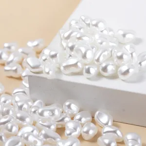 Barokke onregelmatige witte acryl kralen voor DIY sieraden maken op wit podium