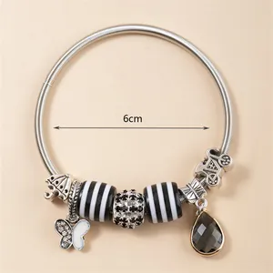 DIY bedelarmband met vlinderhanger, zwart-wit gestreepte kralen en 6cm binnendiameter
