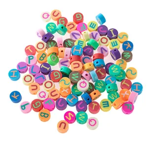Gros plan de perles alphabet rondes colorées pour bijoux DIY et bracelets personnalisés