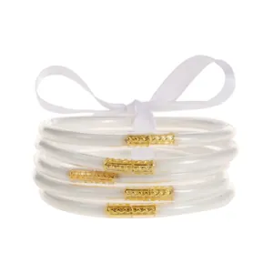Set de 5 pulseras de silicona nacarada con cierres geométricos dorados y lazo de satén blanco