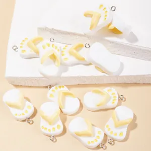 Mini ciondoli a infradito in resina con cinturini gialli e anelli d'argento per gioielli DIY