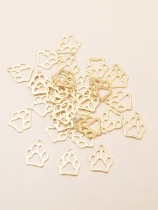 Gros plan de pendentifs dorés en forme de patte pour la création de bijoux DIY