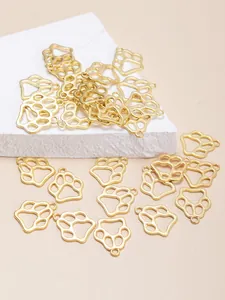 Détail d'un pendentif empreinte de patte dorée évidée pour la création de bijoux DIY
