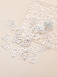 Gros plan de pendentifs pattes ajourées en alliage d'argent pour accessoires de bijoux
