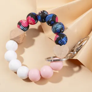 Llavero de pulsera con cuentas de madera y silicona con colgante de corazón y cierre metal