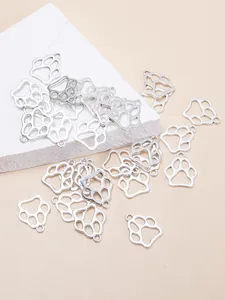 Détails macro des pendentifs pattes d'animaux évidés en argent antique pour bijoux DIY