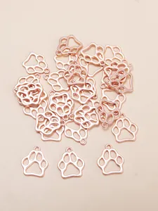 Vue détaillée de pendentifs pattes ajourés en or rose pour création de bijoux