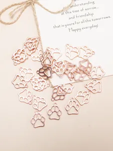 Vue détaillée de breloques pattes de chat ajourées rose doré pour bijoux artisanaux
