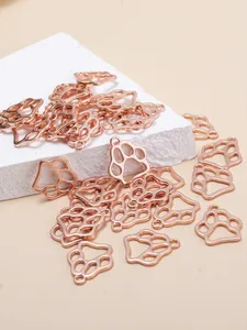 Détails de breloques pattes de chat ajourées en or rose pour bijoux sur pierres blanches