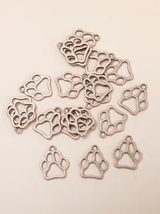 Vue macro de pendentifs pattes évidées en bronze antique pour création de bijoux