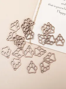Vue détaillée de breloques pattes évidées en bronze vintage pour bijoux DIY et artisanat