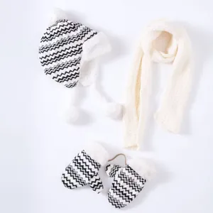Détail de l'ensemble tricot d'hiver avec doublure polaire blanche et bonnet à pompons