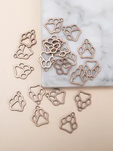 Vue détaillée de breloques patte en argent antique sur marbre pour bijoux à faire soi-même