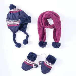 Détail de l'ensemble d'hiver pour bébé avec bonnet à pompon, écharpe et gants en bleu marine