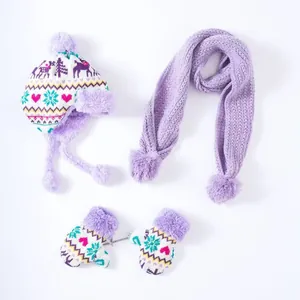 Détail d'un ensemble en tricot pour enfants avec motif renne nordique et gants