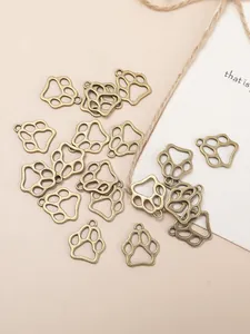Gros plan de breloques pattes en bronze antique pour la création de bijoux DIY