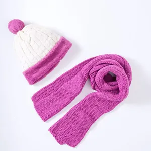 Détail d'ensemble bonnet et écharpe en maille avec contraste magenta et doublure polaire