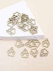 Vue macro de pendentifs en alliage de bronze vintage en forme de patte pour bijoux DIY