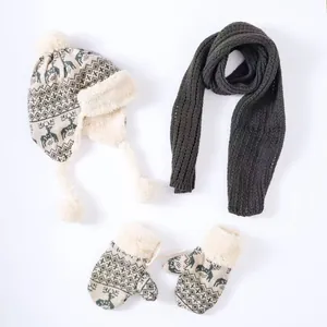 Détail de l'ensemble d'hiver pour enfants : bonnet, écharpe et moufles à motifs de cerf