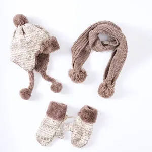 Ensemble d'hiver tricoté pour enfants avec bonnet polaire, écharpe et moufles à motifs