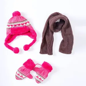 Ensemble d'hiver 3 pièces pour enfants avec bonnet en tricot, écharpe et gants à cœurs