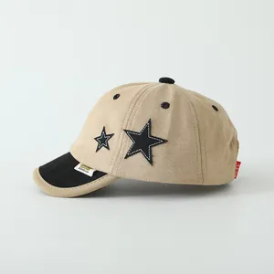 Detail der khakifarbenen Kinder-Baseballkappe mit schwarzen Stern-Patches und Labels