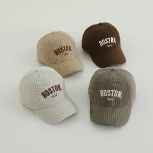 Vue détaillée de casquettes en velours côtelé avec broderie Boston en quatre tons neutres