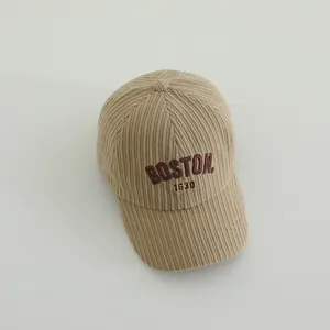 Gros plan sur la casquette en velours côtelé kaki avec broderie BOSTON 1630 rouge