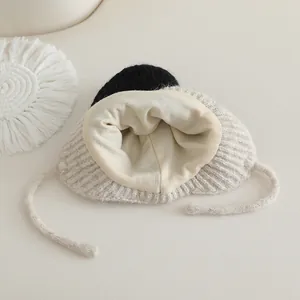 Schattige beige gebreide babymuts met oorkleppen, panda-oren en warme fleece voering