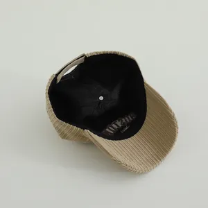 Détail intérieur de la casquette de baseball en velours côtelé avec sangle et broderie Boston