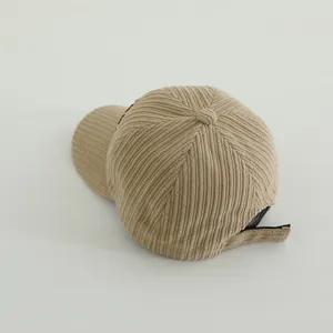 Détail de la texture velours et de la sangle réglable sur une casquette enfant