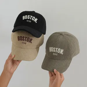 Détail de casquettes de baseball en velours côtelé Boston en noir, kaki et vert olive
