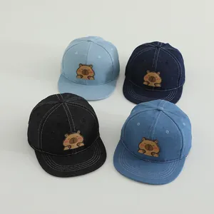 Flache Ansicht von Kinder-Denim-Baseballkappen in Hellblau, Dunkelblau, Schwarz und Mittelblau