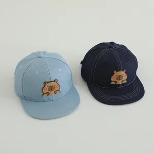 Detailansicht der Jeans-Baseballkappen für Jungen mit süßen 3D-Cartoon-Wasserschwein-Patches