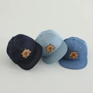 Kinder-Baseballkappen aus Denim mit niedlichen Wasserschwein-Patches in drei Blautönen