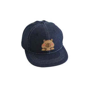 Kinder Denim Baseballkappe mit flachem Schirm, Capybara-Aufnäher und weißen Kontrastnähten