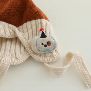 Winter-Strickmütze für Babys mit Ohrenklappen, Braun und Creme mit süßem Welpenaufnäher