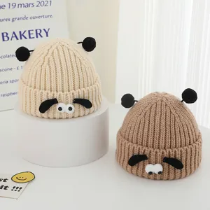 Détails du tricot épais et design de mouton mignon sur ces bonnets d'hiver chauds