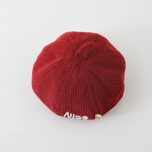 Detail der roten Kinder-Baskenmütze aus Cord mit Nice-Stickerei und Streifenstruktur
