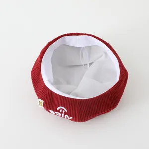 Detail der roten Baby-Baskenmütze aus Cord mit Nice-Stickerei und verstellbarem Innenfutter