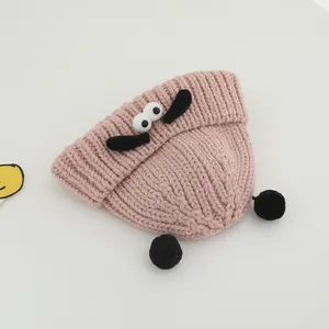 Bonnet en tricot rose pour bébé avec yeux de chiot et pompons noirs pour l'hiver