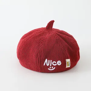 Detail der roten Cord-Mütze mit Nice-Stickerei und kleiner Spitze für Kinder