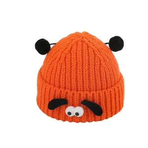 Bonnet en tricot orange pour enfants avec yeux de dessin animé et pompons noirs mignons