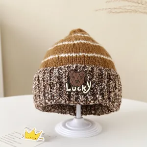 Berretto invernale a maglia per bambini con strisce e toppa con orsetto Lucky