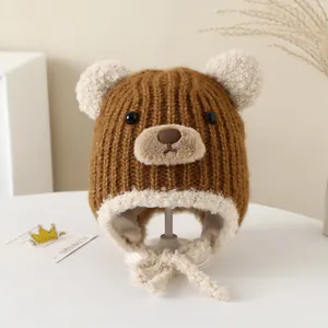 Détail du bonnet tricoté pour bébé avec doublure en laine d'agneau et oreilles d'ours